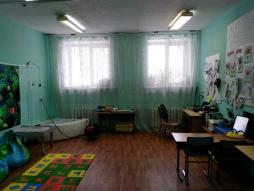 Кабинет находится на первом этаже здания МКОУ Елбанской СОШ, оснащен специальным оборудованием для индивидуальных и групповых занятий с детьми с ОВЗ.